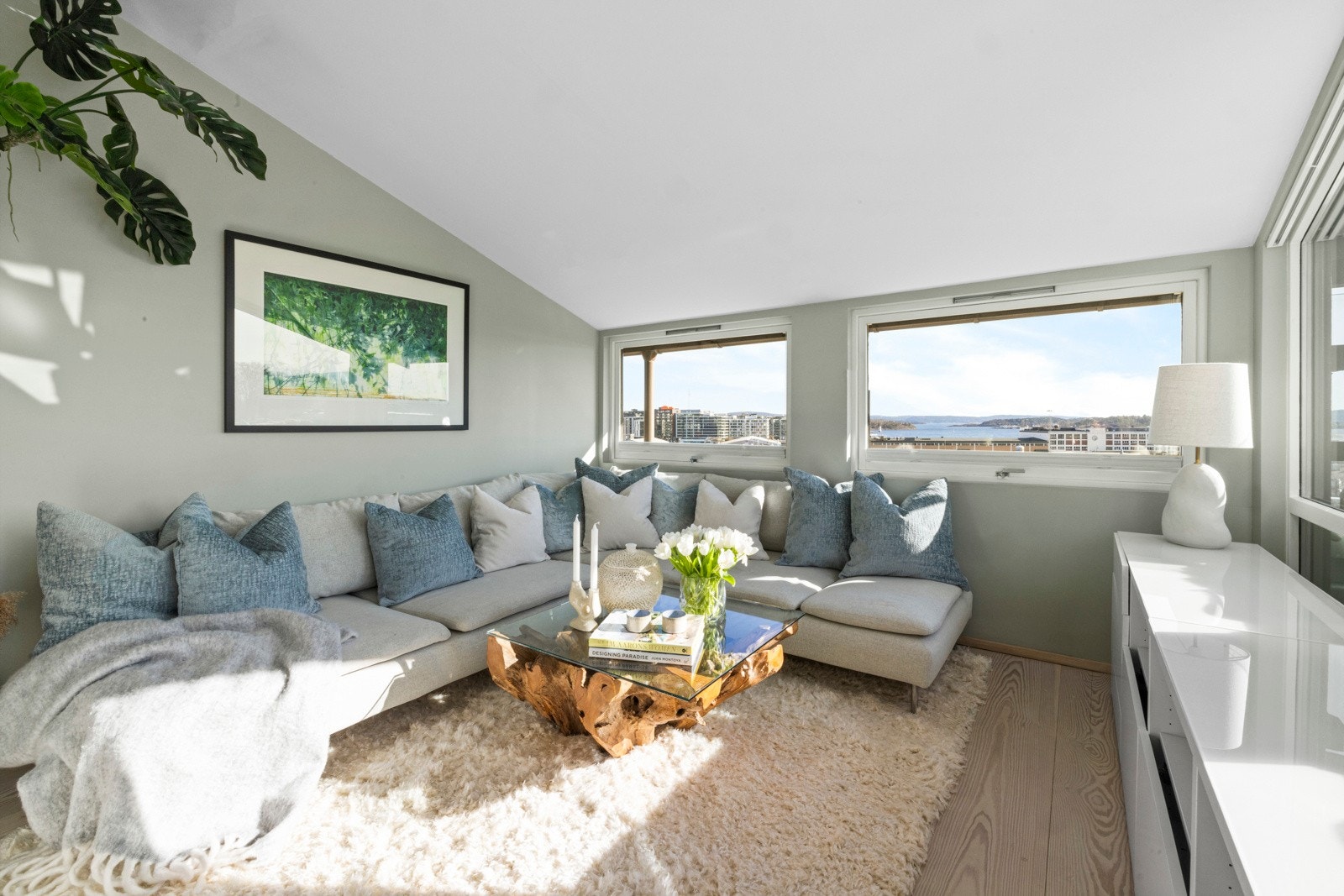 Her er det god plass til sofagruppe og tilhørende møblement. Galleribilde