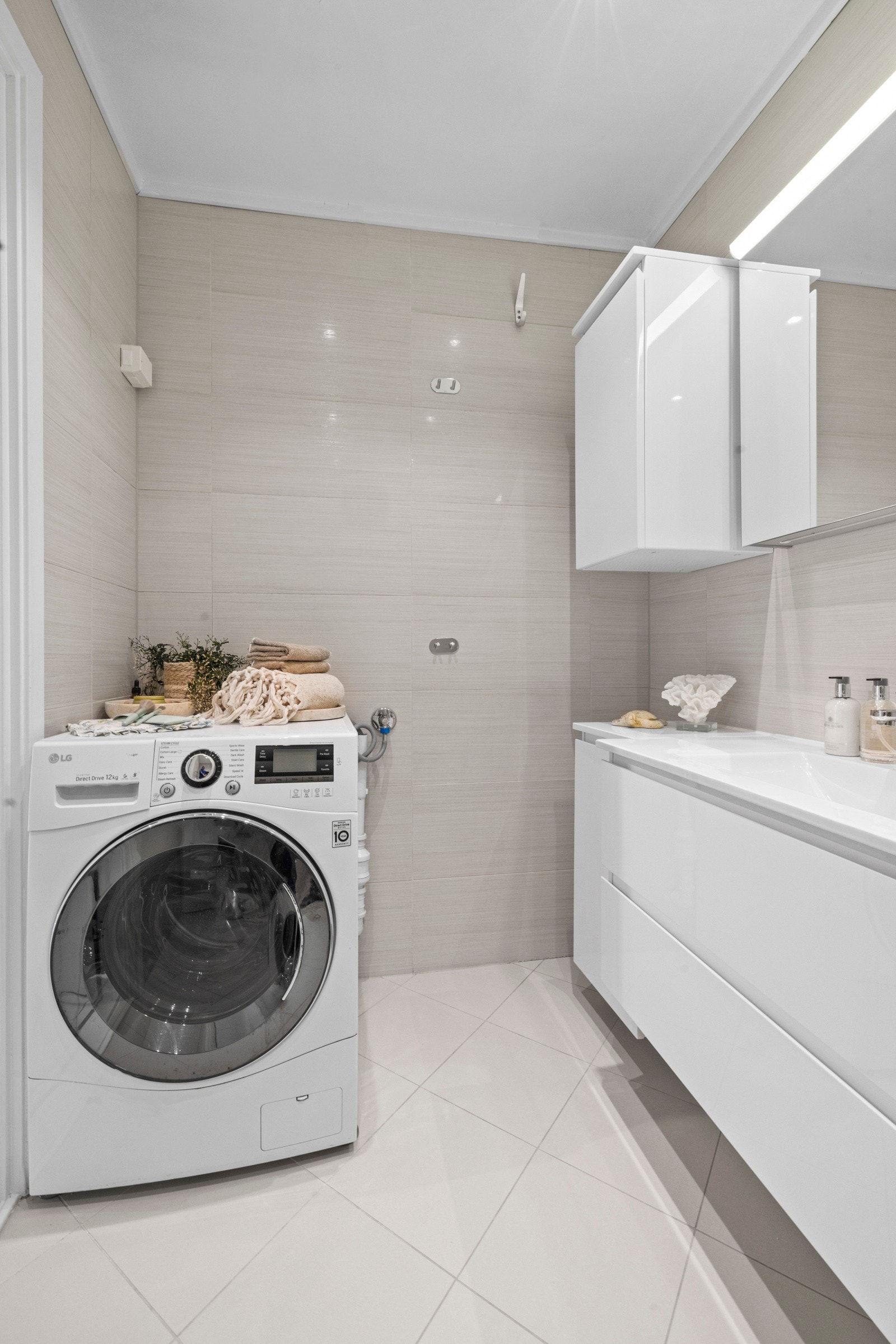 Det er utstyrt med vegghengt toalett, servant med skuffer under og dusj i badekar. Opplegg for vaskemaskin og tørketrommel er tilrettelagt, og det er installert elektrisk styrt vifte. Galleribilde