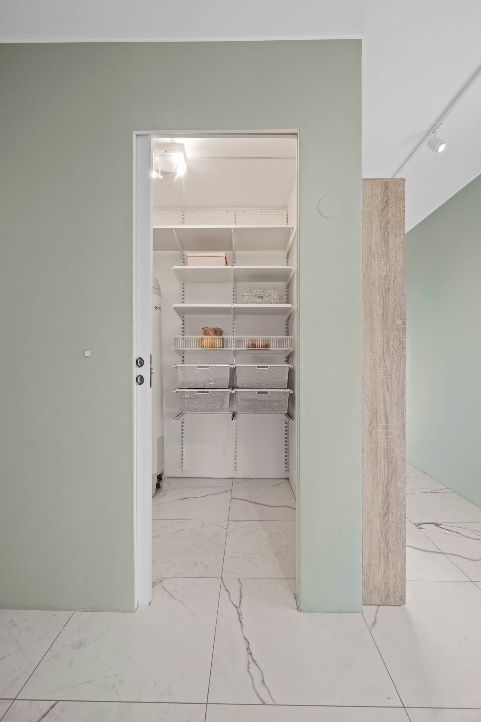 Boligen har gode oppbevaringsmuligheter med både en innvendig bod og en kjellerbod. Galleribilde