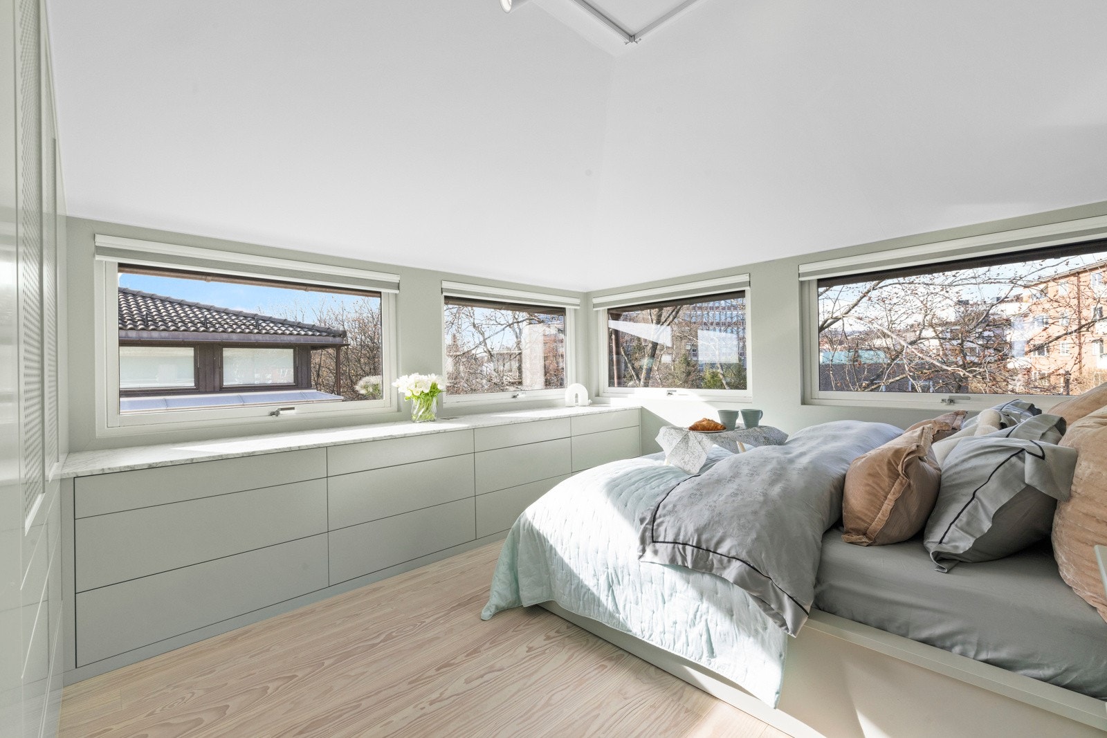 Vinduflater fra flere kanter gir en lys og hyggelig atmosfære i rommet. Galleribilde