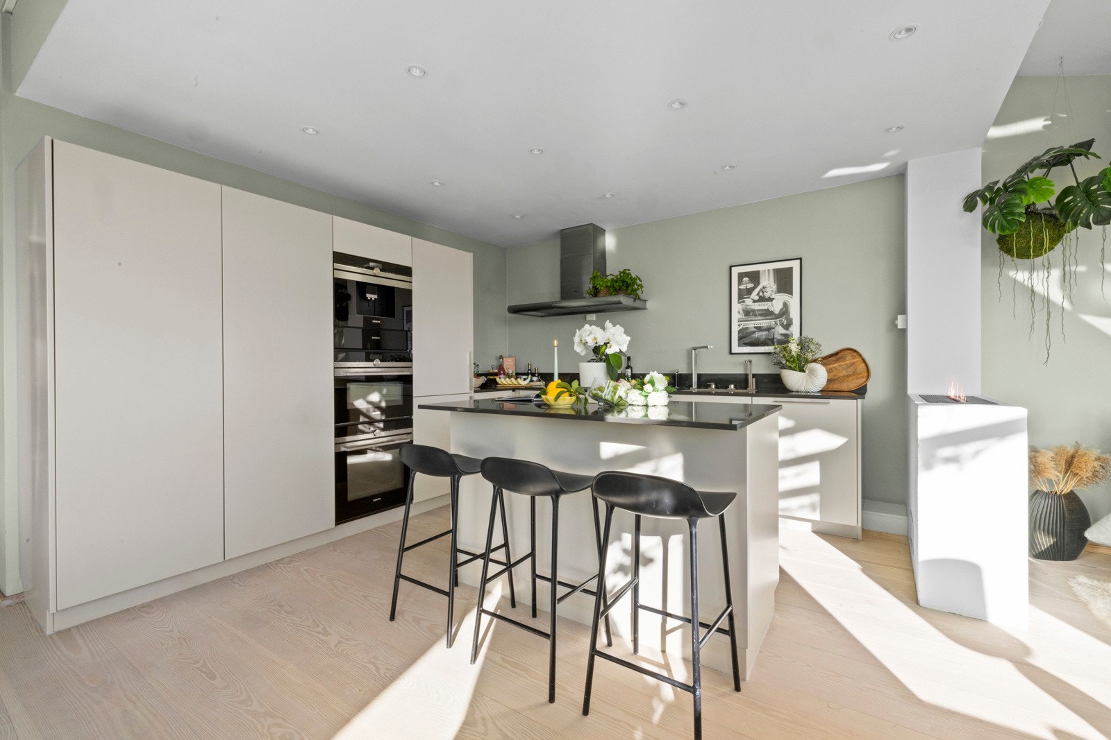 Kjøkkenet er et drømmekjøkken fra Multiform, med moderne detaljer som kjøkkenøy og Silestone benkeplater fra 2016. Galleribilde