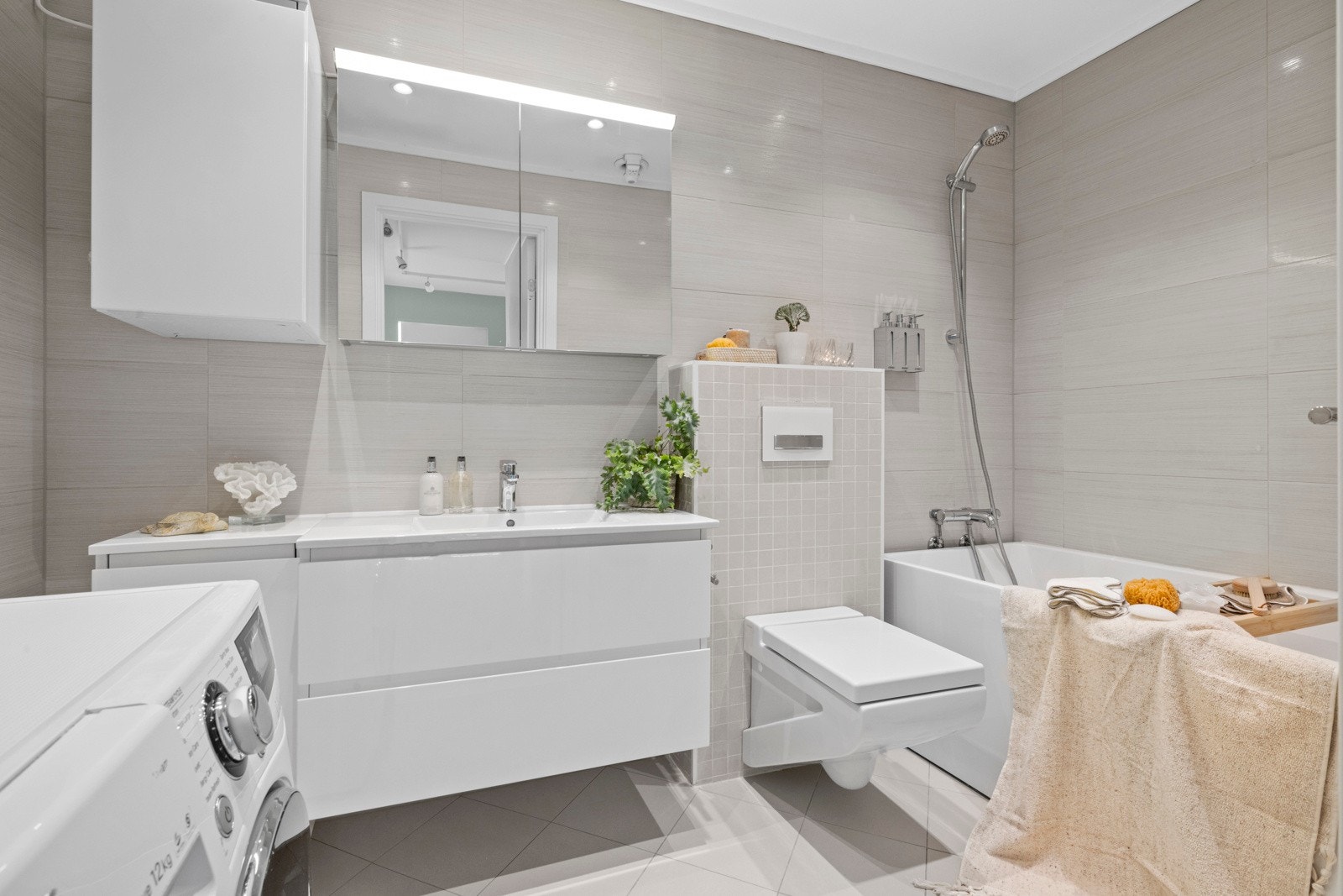 Baderommet er flislagt og har elektriske varmekabler i gulvet. Galleribilde