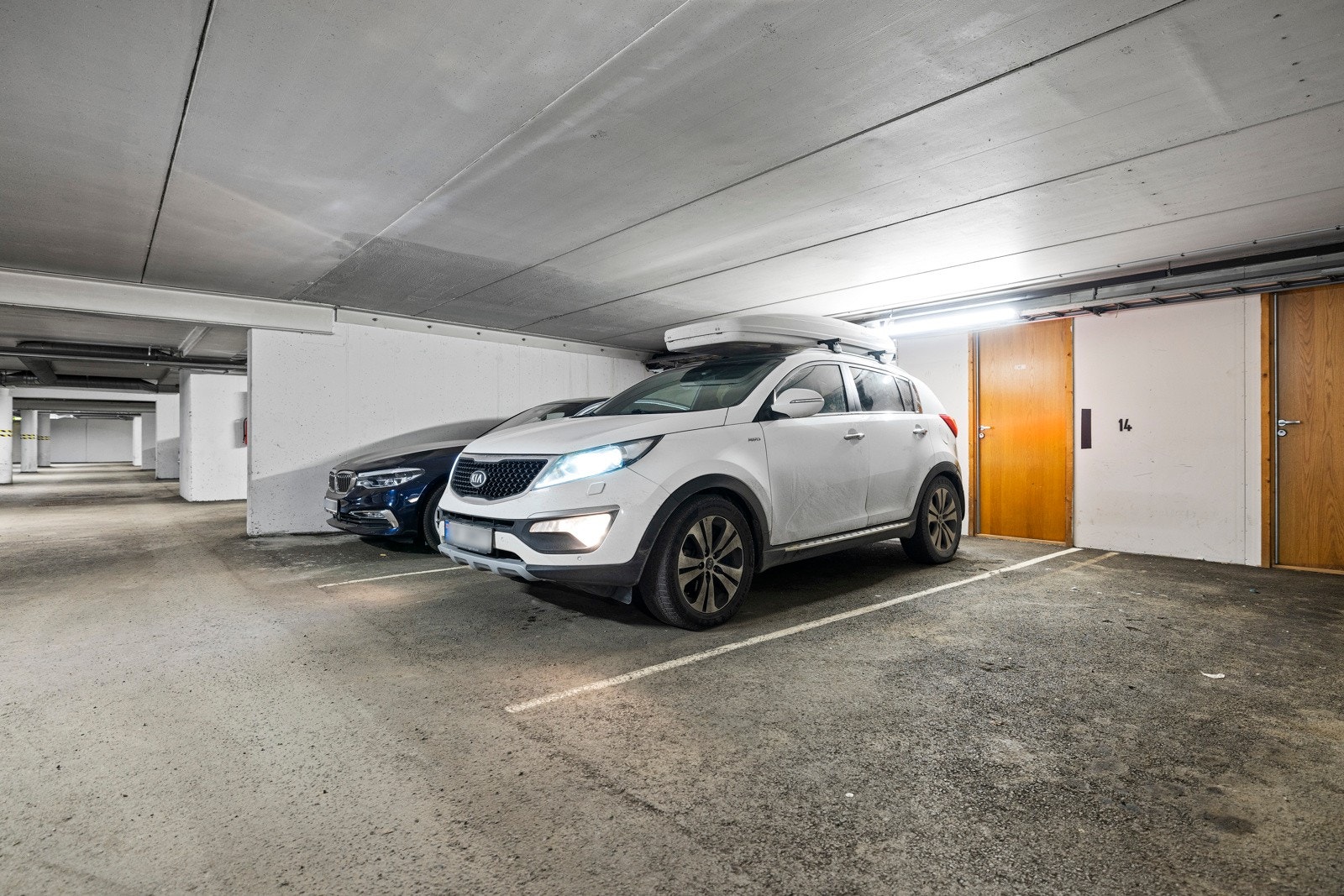 Det medfølger parkeringsplass i felles garasjekjeller, med direkte heisadkomst. Elbillader er ikke montert, men kan enkelt bestilles via avtalen til sameiet. Galleribilde