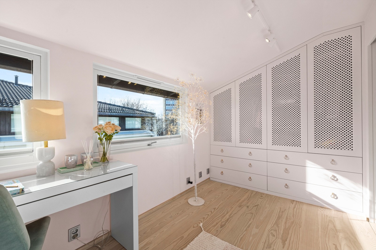 Soverom lll - også her er det en skreddersydd og plassbygd garderobe fra JH Interiør og Bokhyllespesialisten. Den skreddersydde løsningen maksimerer plassen og gir et funksjonelt og moderne uttrykk. Galleribilde