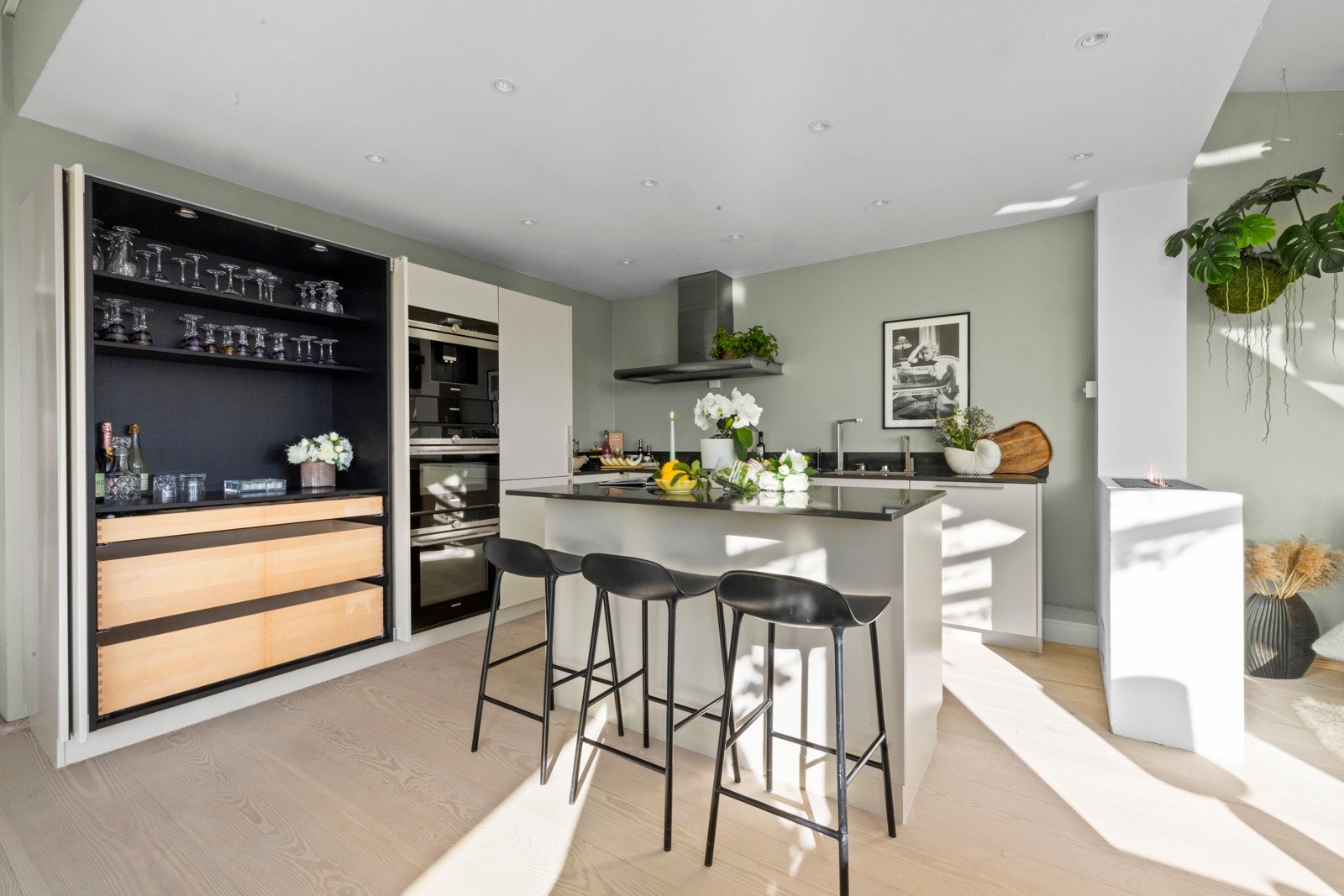 Boligens interne beliggenhet gir svært gode lysforhold og oppleves lys og luftig. Galleribilde