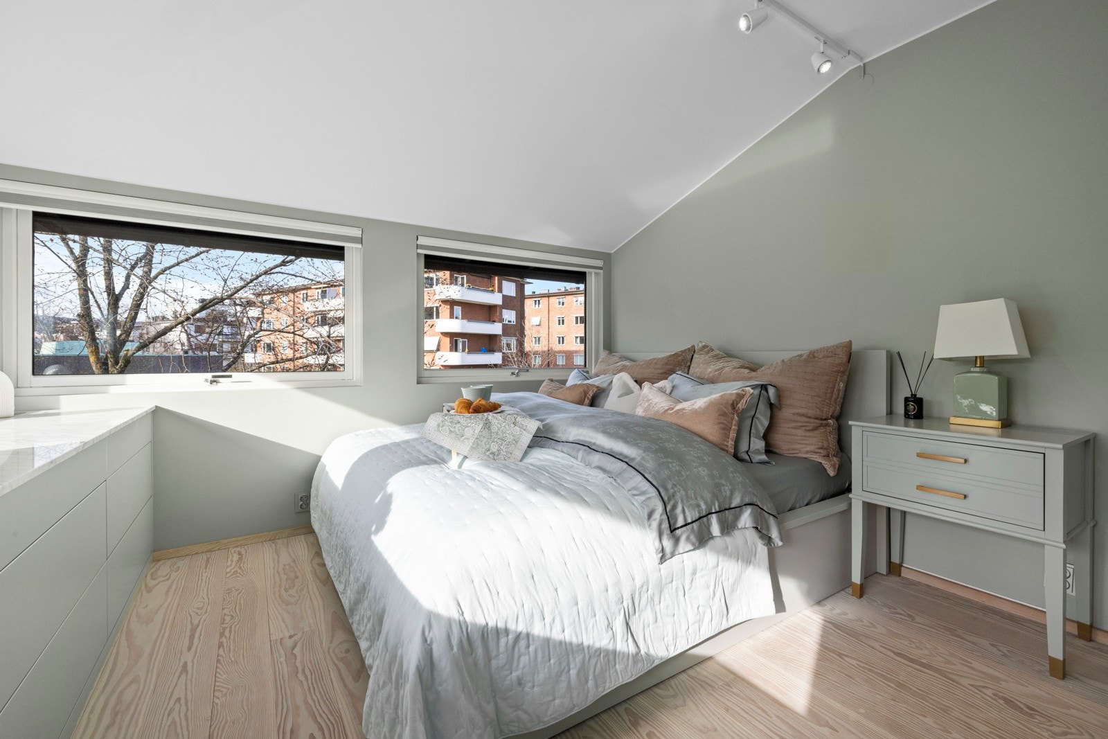 Hovedsoverommet er svært generøst og har god plass til en dobbeltseng og nattbord. Galleribilde