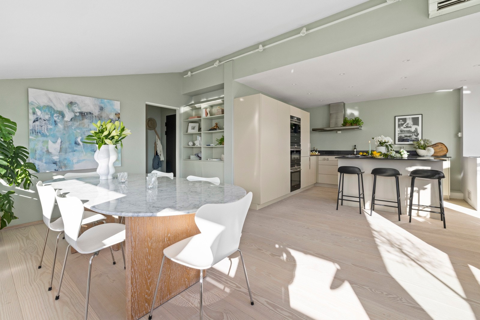 Alle rom har vakre heltregulv i gran douglas fra Dinesen, hvor gulvet kan være opptil 7 meter langt. Galleribilde