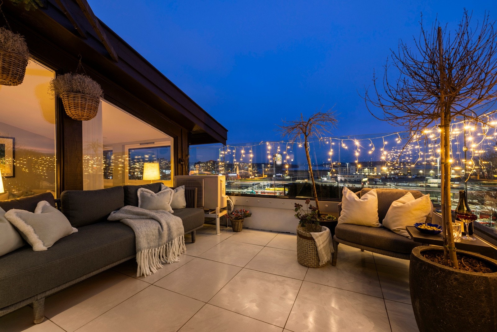 Om sommeren fungerer denne terrassen som et ekstra rom, perfekt for avslapning og underholdning. Galleribilde