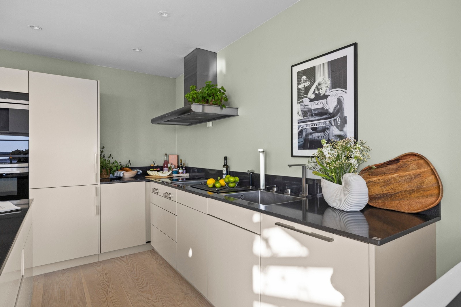 Kjøkkenet har også en koketopp med Tepanyaki, Waterguard og komfyrvakt for ekstra sikkerhet. Galleribilde