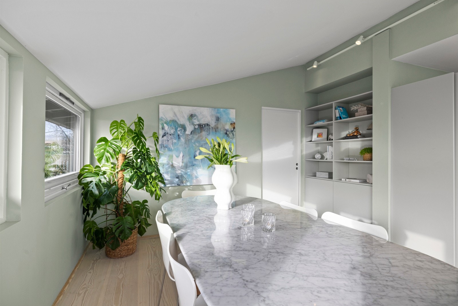 Her er det god plass til stort og sosiale langbord. Galleribilde