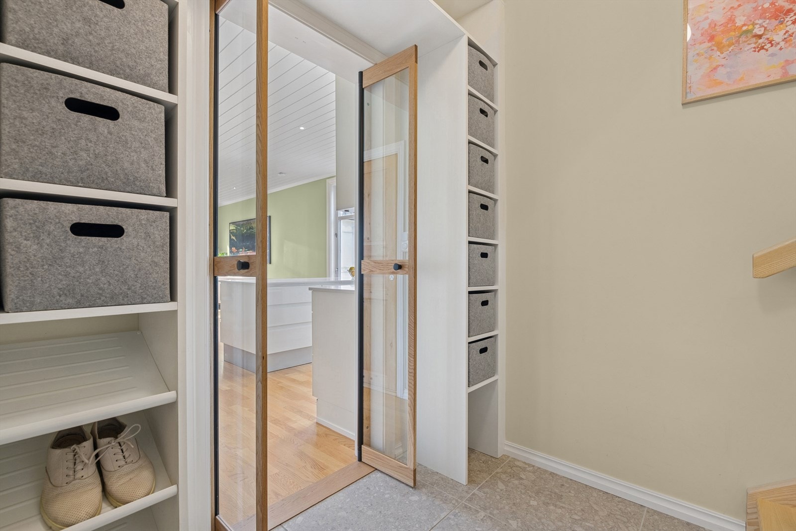 Velkommen inn! Praktisk innredet inngangsparti med plassbygd hylle. Galleribilde