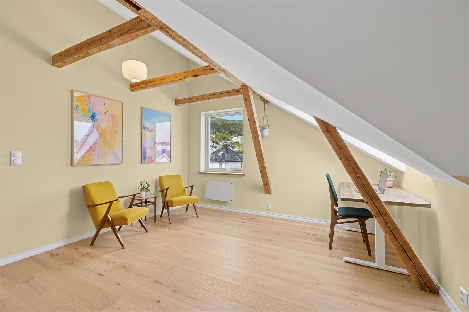 Loftstuen er luftig, med god takhøyde og originale bjelker. Galleribilde