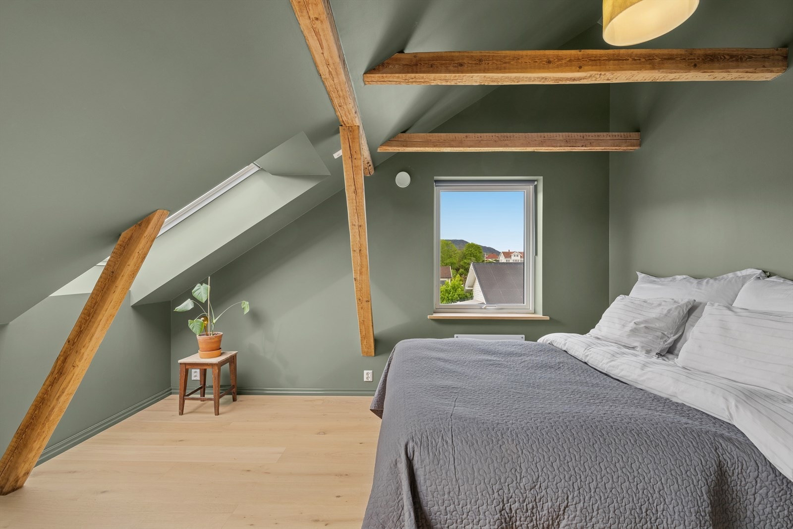 Veggene er pent behandlet i en fin grønnfarge, som gir en beroligende effekt. Galleribilde