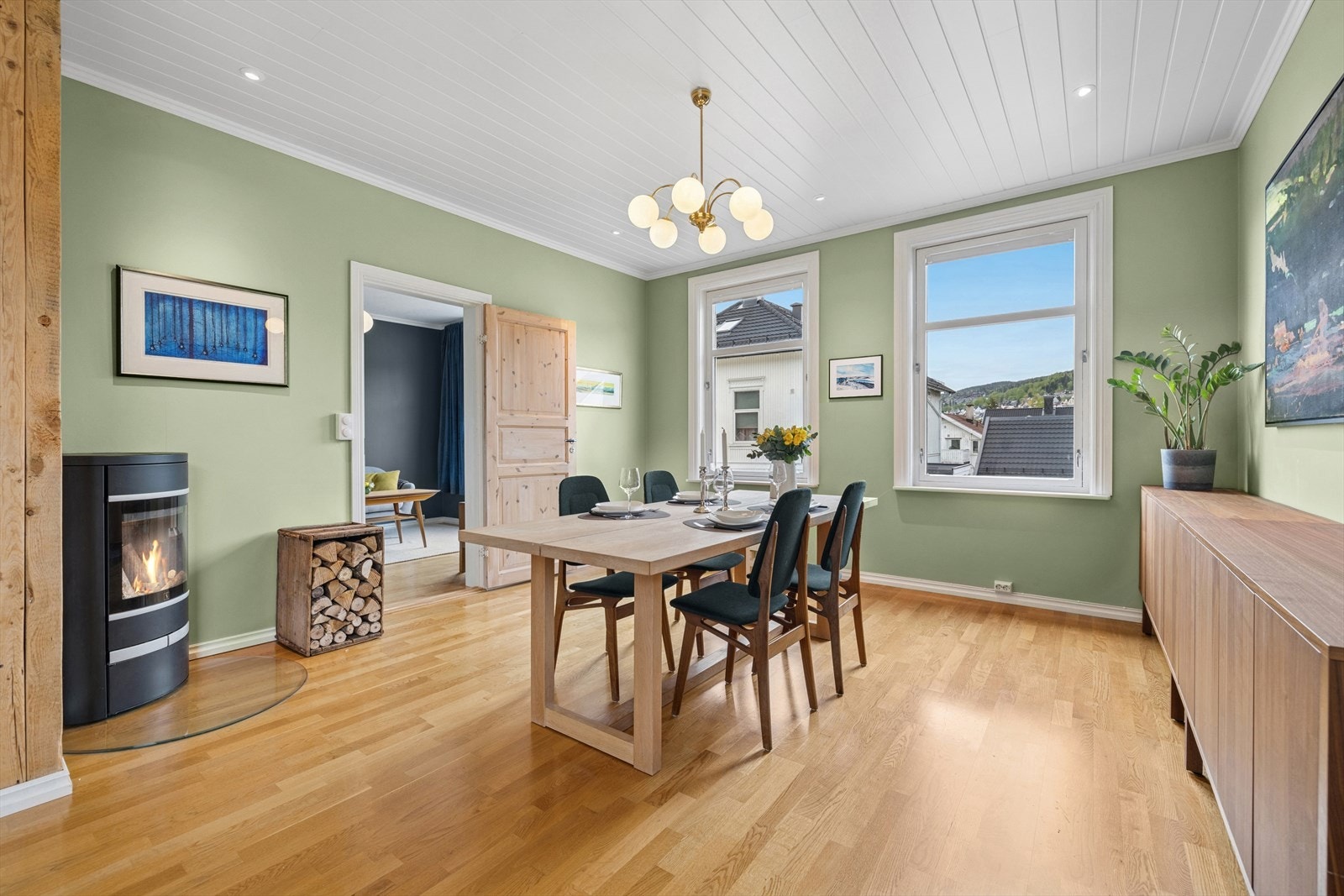 Spisestuen skaper en luftig og sosial ramme for måltider og gode samtaler. Galleribilde
