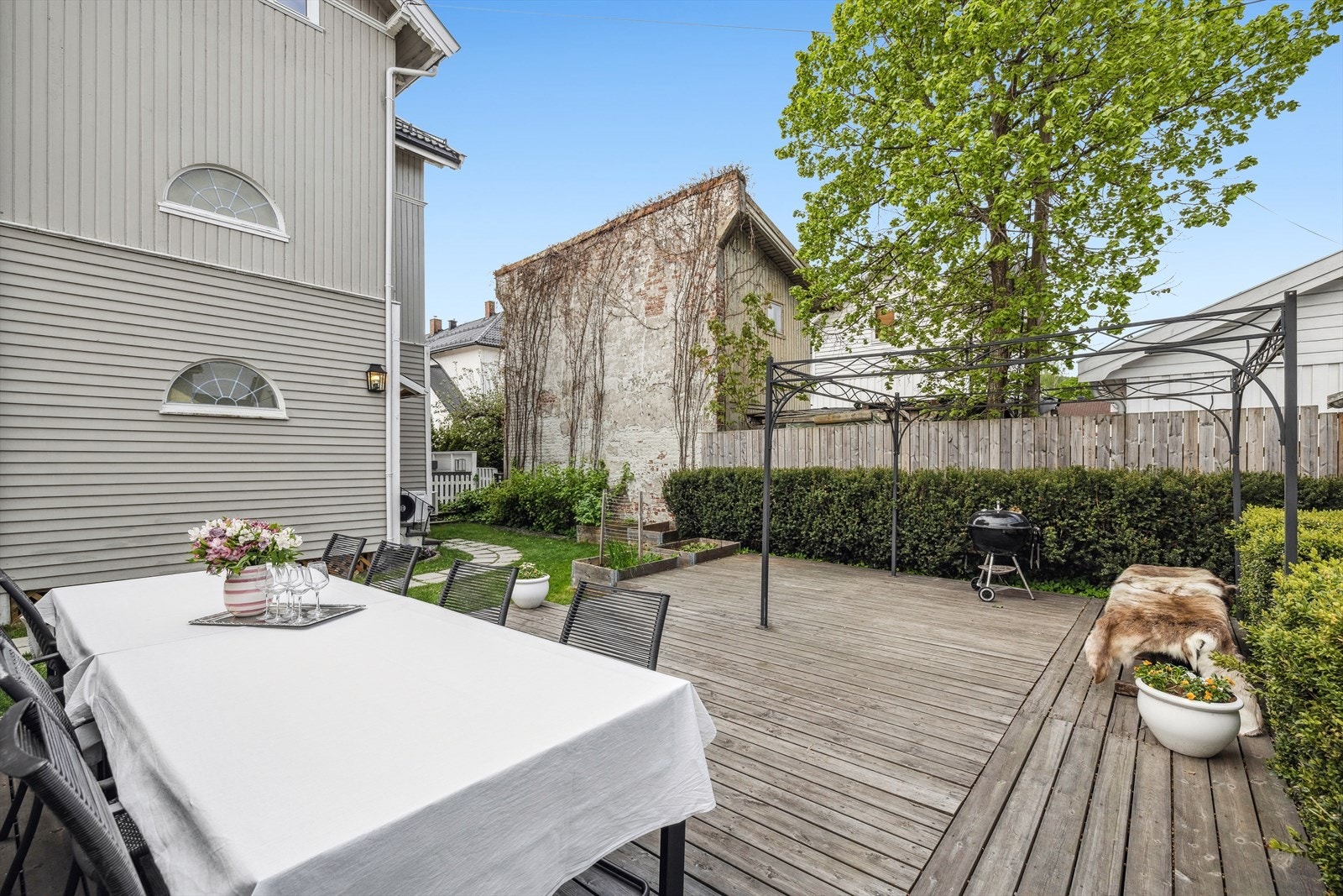 Sameiets uteområde - perfekt for å nyte solen og grille Galleribilde
