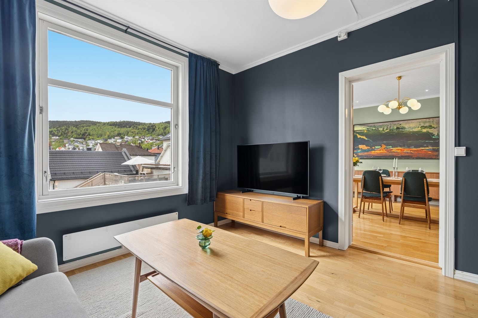 Stuen har plass til både sofa og TV-møblement, perfekt for avslapning og sosiale sammenkomster. Galleribilde