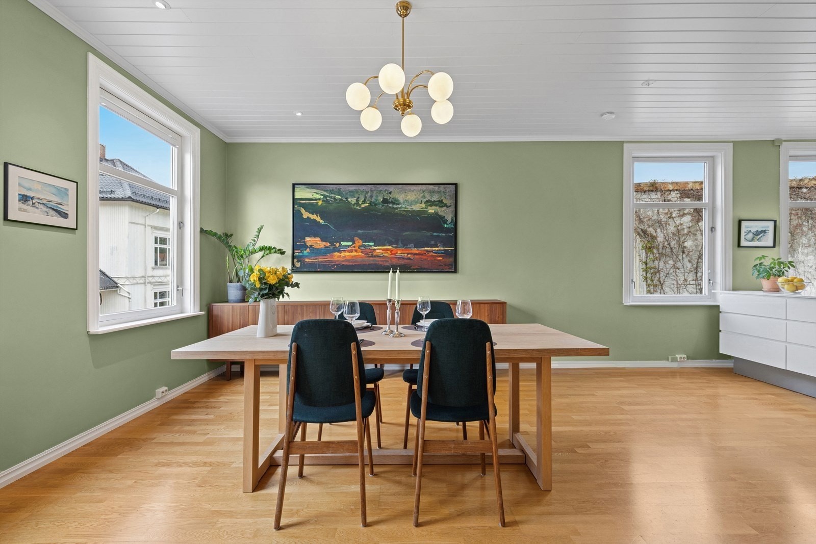 Store vindusflater som gir rikelig med lys til rommet. Galleribilde