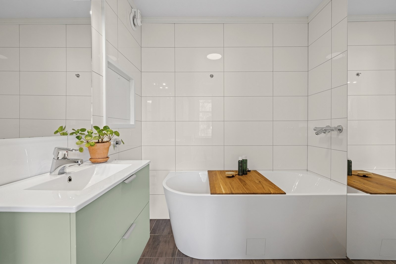 Leiligheten har to stilige bad - Badet er pent flislagt med elektriske varmekabler på gulvet. Galleribilde