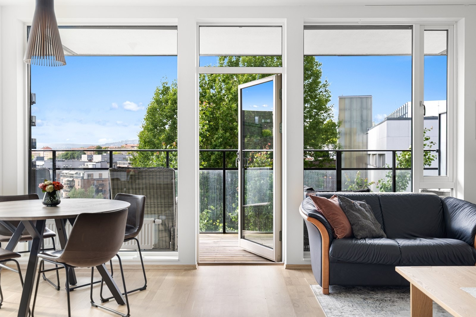 Dette er en flott 3-roms endeleiligheten med privat nordvestvendt balkong på ca. 16 m². Galleribilde