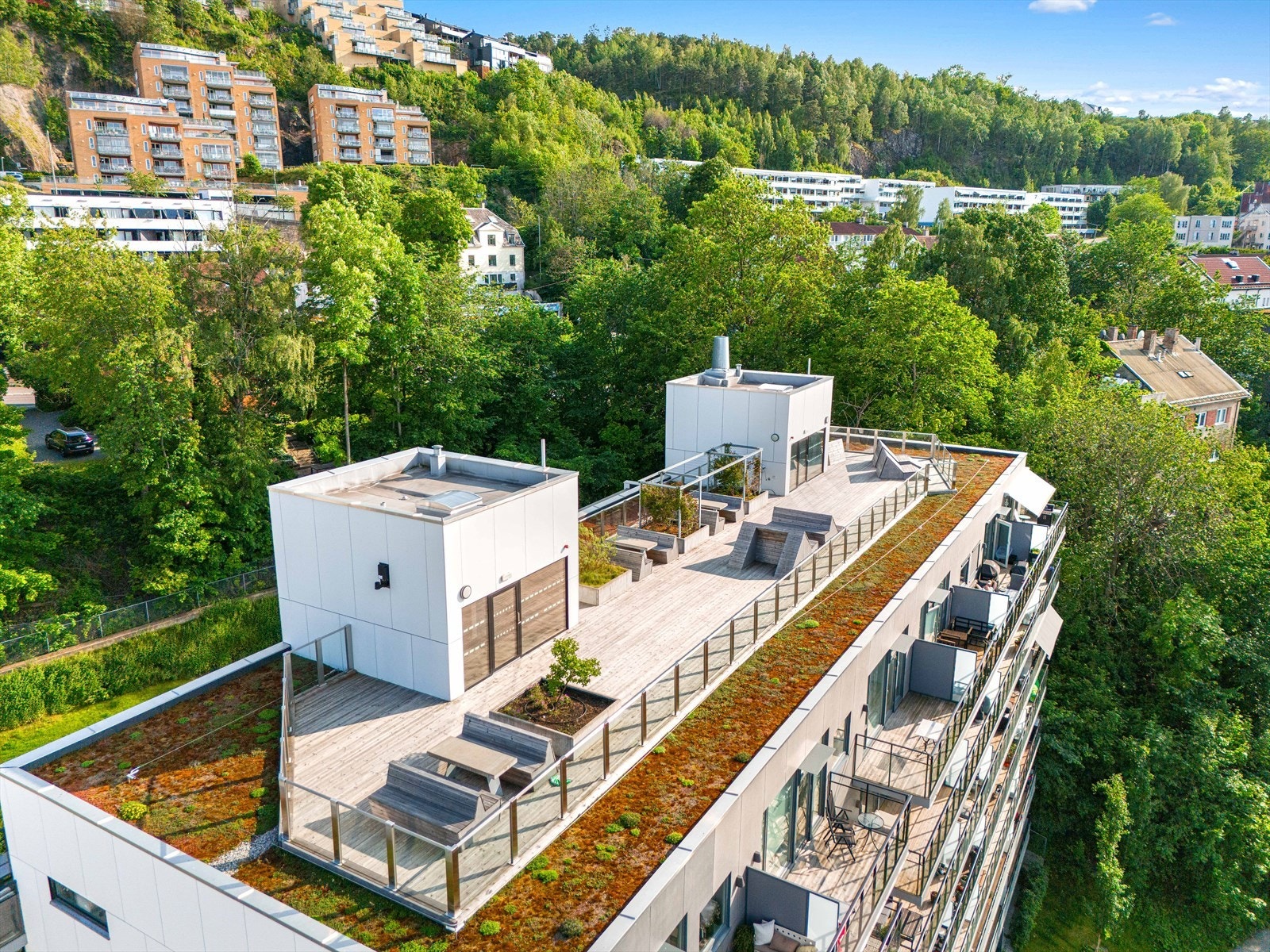 Hvilke innganger leder til takterrassen?:
A - Hovedinngang til 6, Inngang fra øvre gårdsrom
B - Hovedinngang til 20
C - Hovedinngang til 12 eller 14 Galleribilde