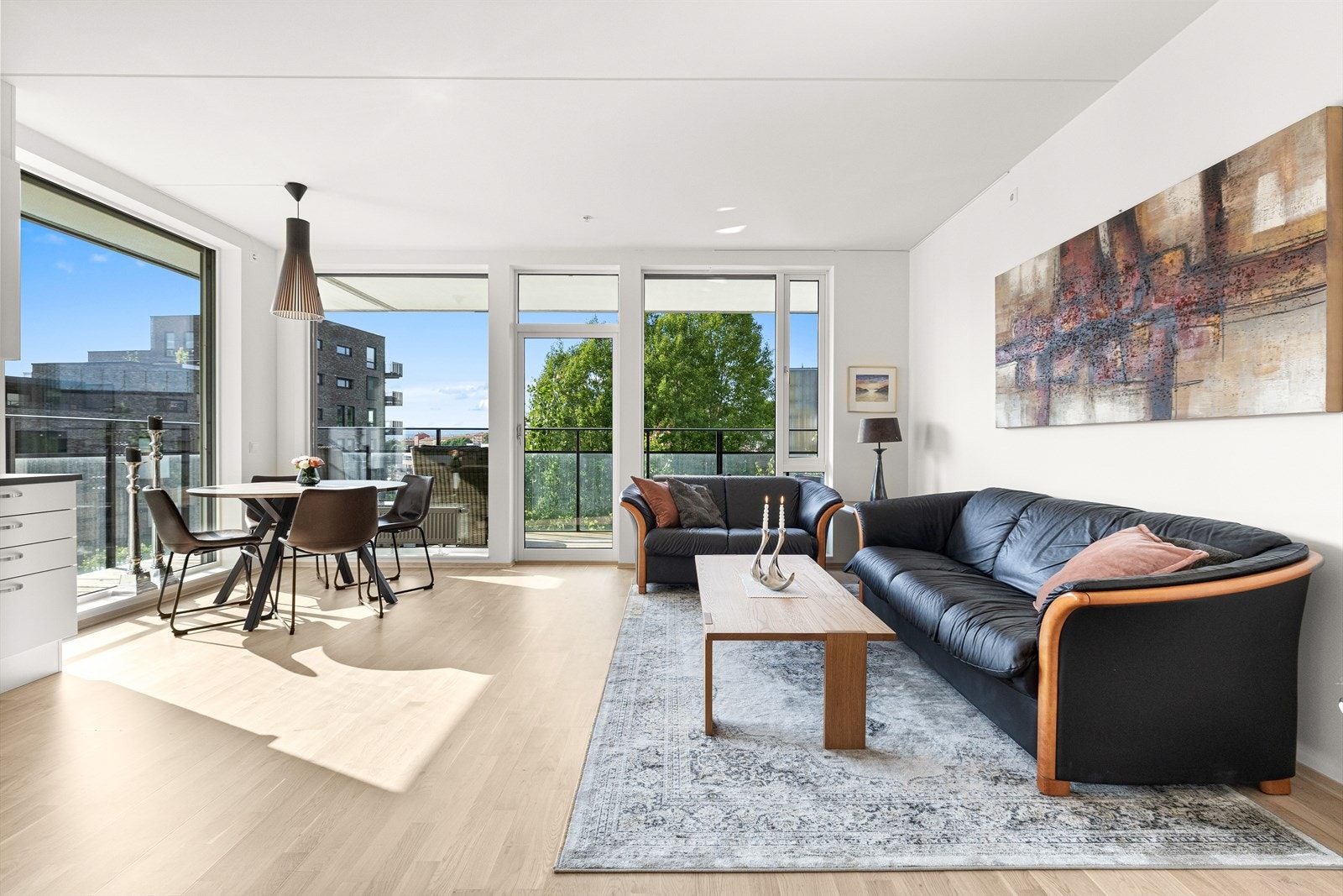 Leiligheten er lys og romslig, og med sine store vindusflater oppleves stuen som fin og luftig, og gir rikelig med lys. Galleribilde