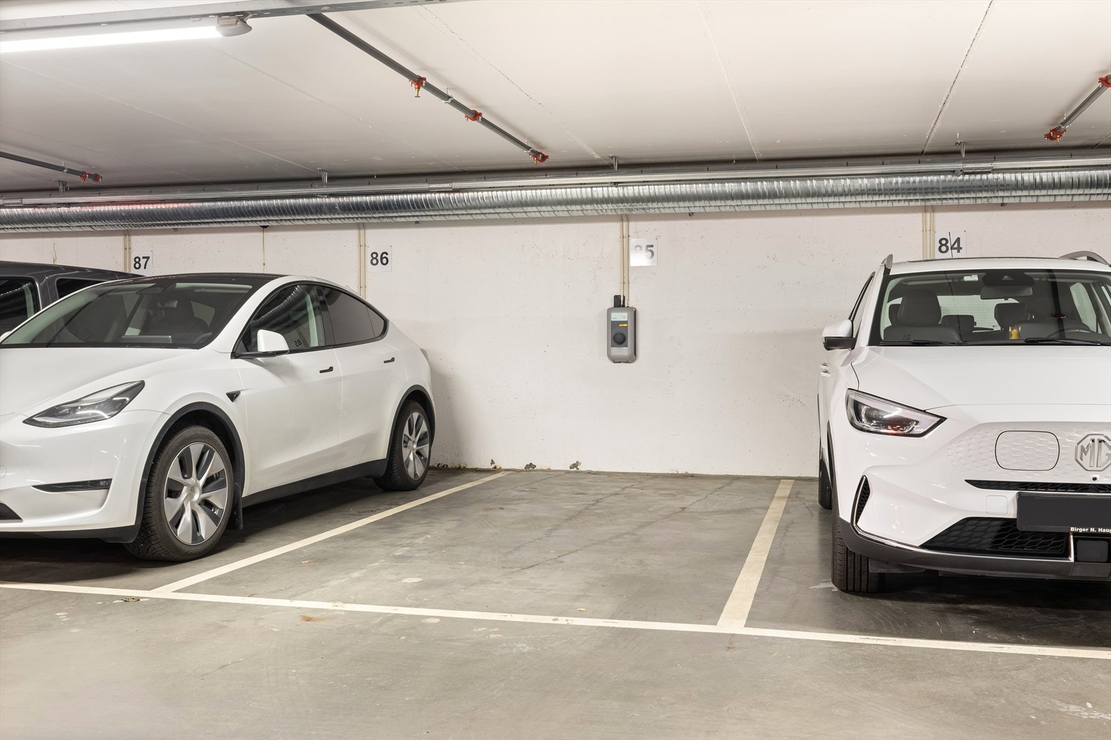 Leiligheten disponerer parkeringsplass med EL-lader nr 85 i borettslagets fellesareal.
Man betaler for lading via App (wattif) som avregner forbruk hver mnd. direkte til forbruker. Galleribilde
