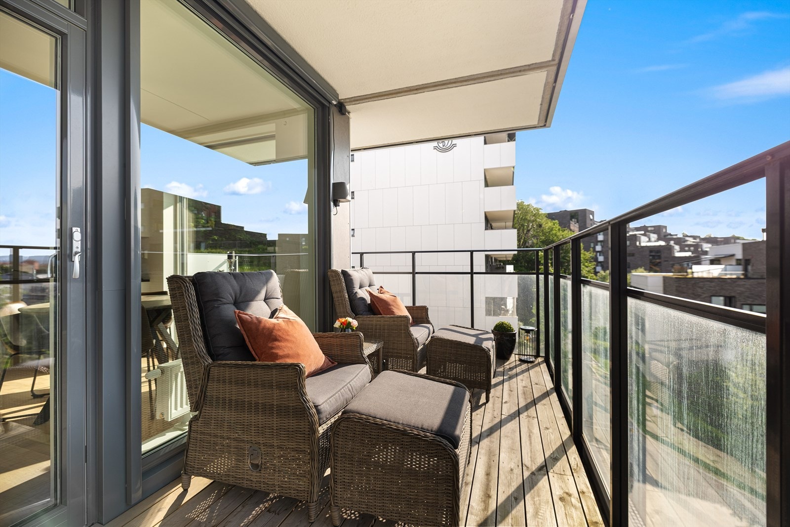 Balkongen er en perfekt plass til samvær og fine stunder med familie og venner på vår- og sommerhalvåret. Galleribilde