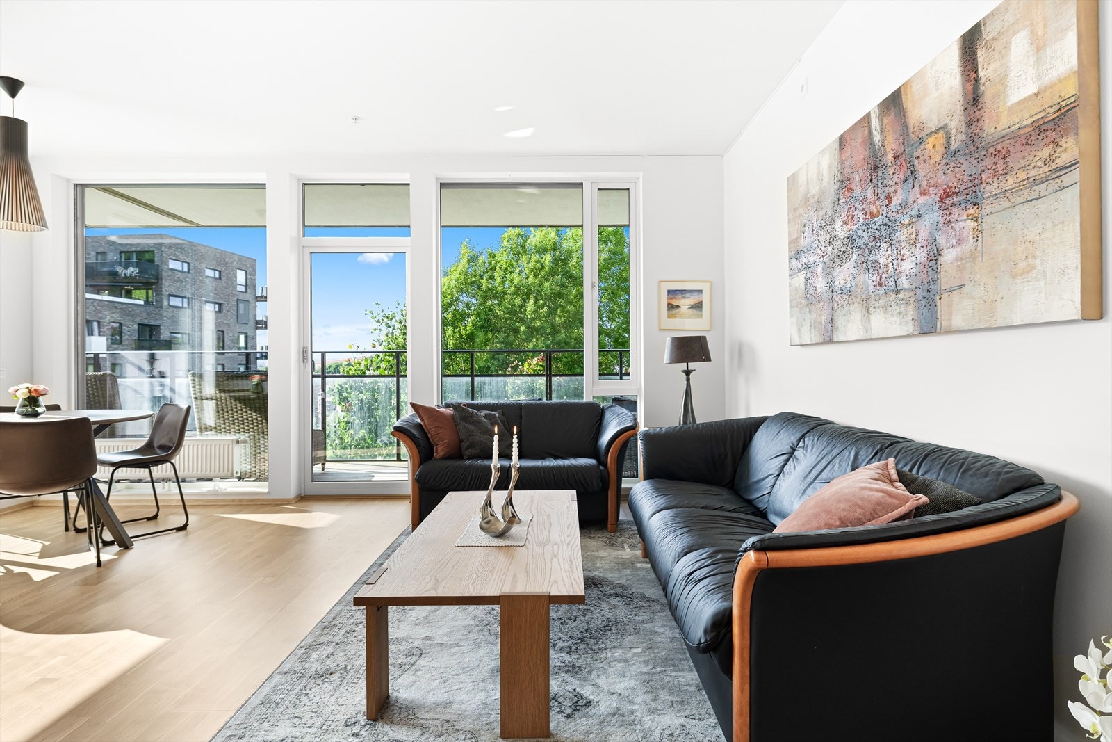 Boligen varmes opp av radiatorer tilknyttet vannbåren varme. Galleribilde