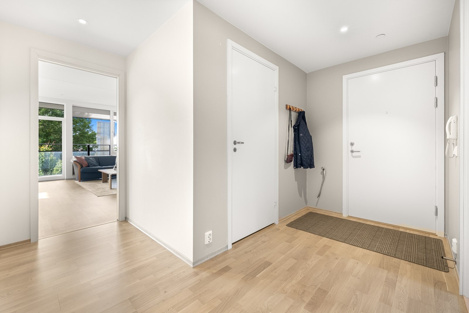 Leiligheten har en gjennomgående god standard med nymalte flater fra juni 2025. Galleribilde