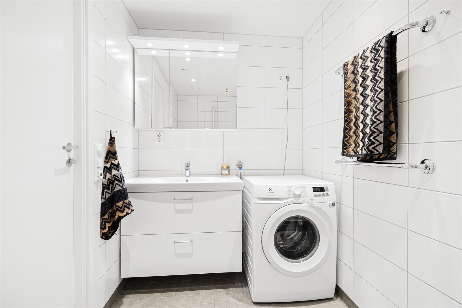 Leiligheten har et pent og flislagt baderom med elektrisk gulvvarme og himlinger med lakkerte stålplater. Galleribilde