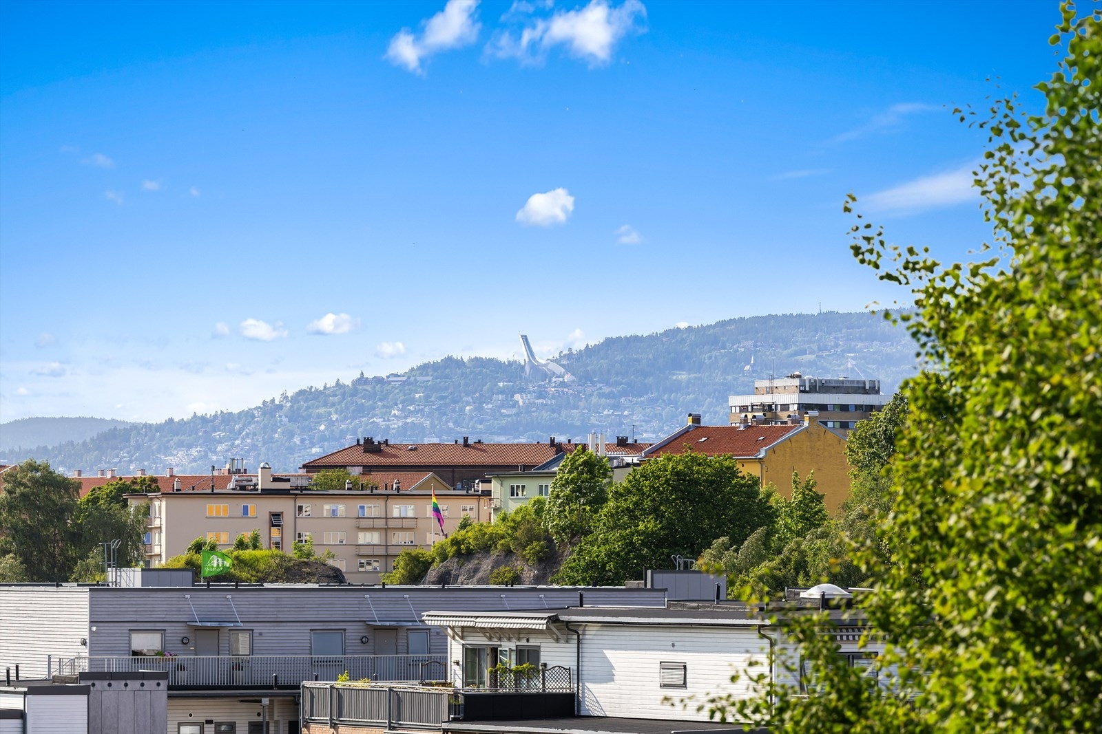 Fra balkongen kan du nyte flott utsikt mot ikoniske Holmenkollen - et vakkert blikkfang året rundt. Galleribilde