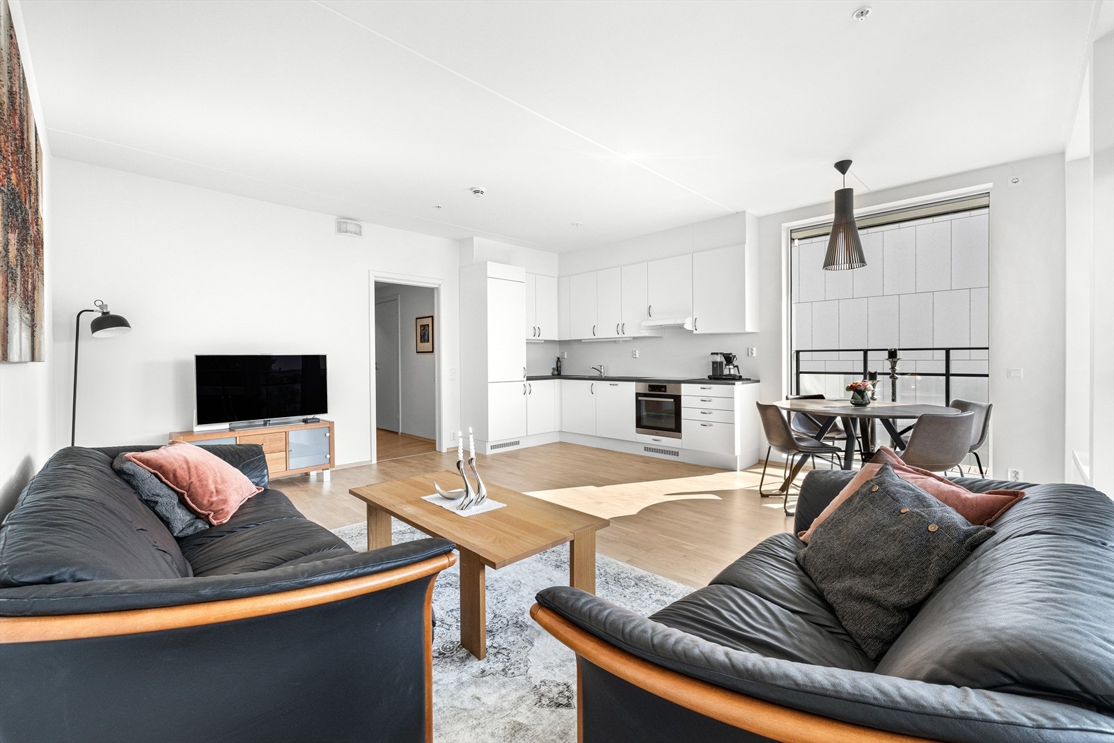 Leiligheten har en åpen kjøkkenløsning som gjør det enkelt å kokkelere samtidig som man kan underholde gjestene i stuen. Galleribilde