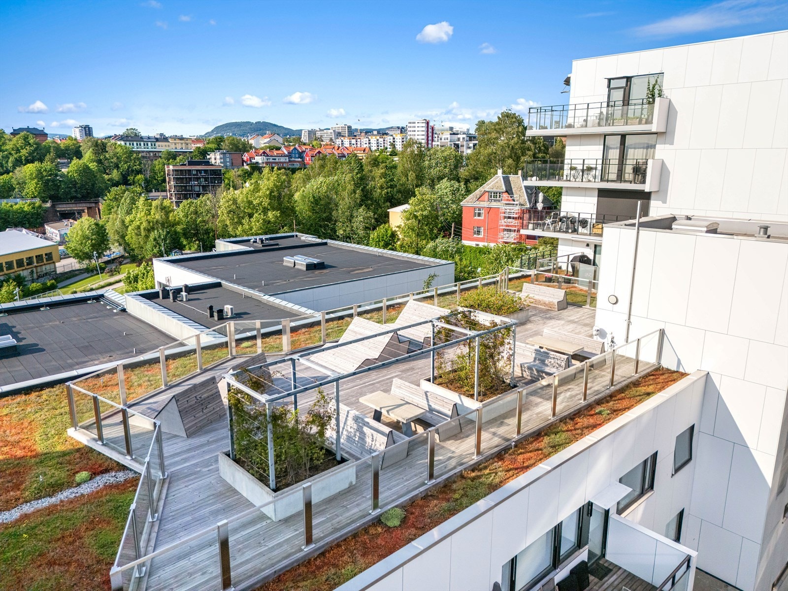 Det er en takterrasse på hvert hus (A, B og C). Din husnøkkel skal kunne låse opp alle inngangene til takterrassene. Galleribilde