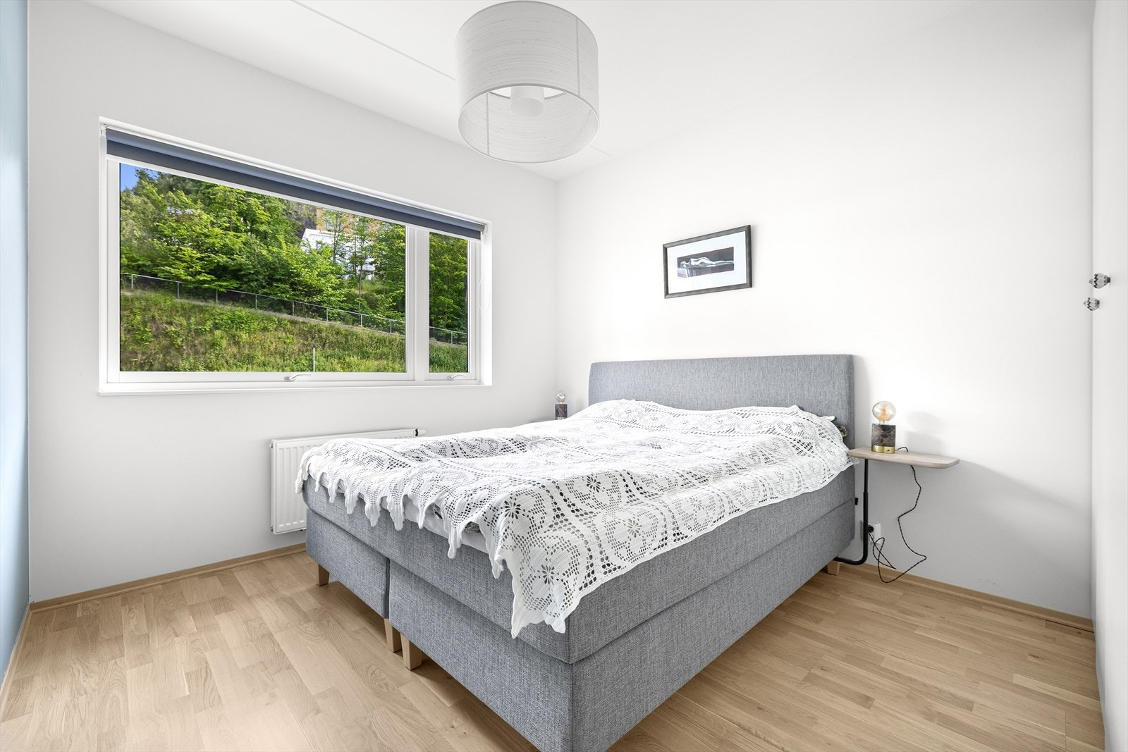 Romslig og flott soverom som er lett å møblere. Galleribilde