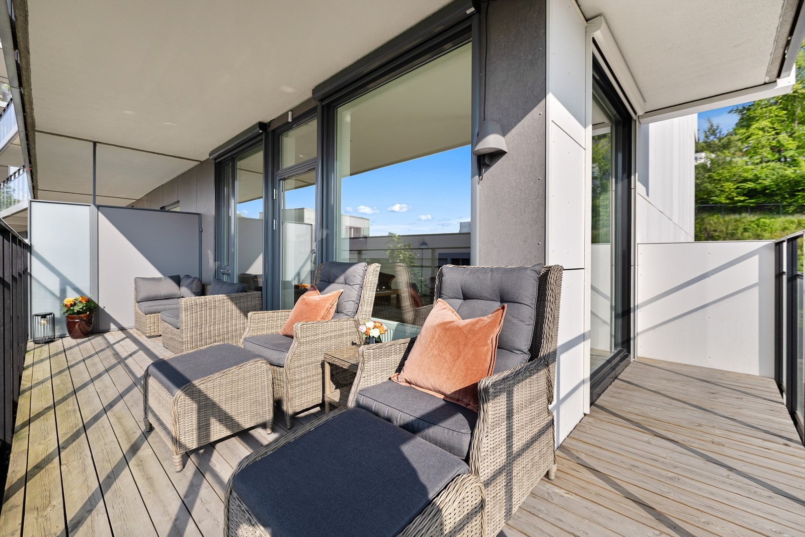 I vår- og sommerhalvåret blir balkongen en naturlig forlengelse av stuen. Galleribilde