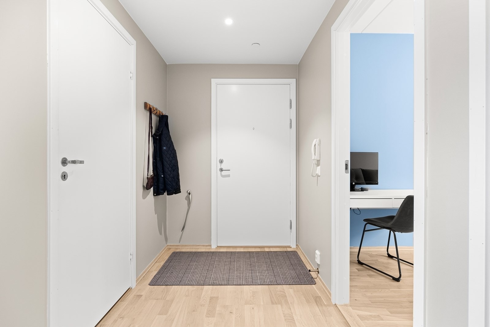 Leiligheten har en innbydende entré med gode oppbevaringsmuligheter. Galleribilde