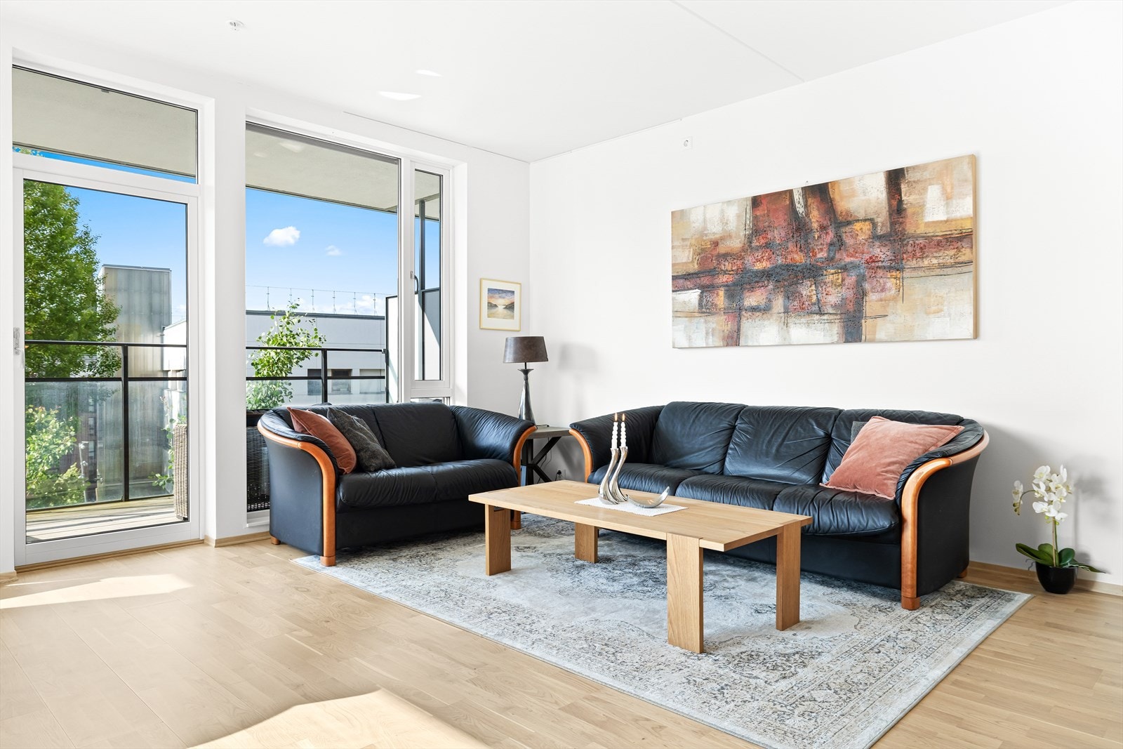 Gulvet i stuen er belagt med parkett, og har en fin takhøyde på 2,65m. Galleribilde