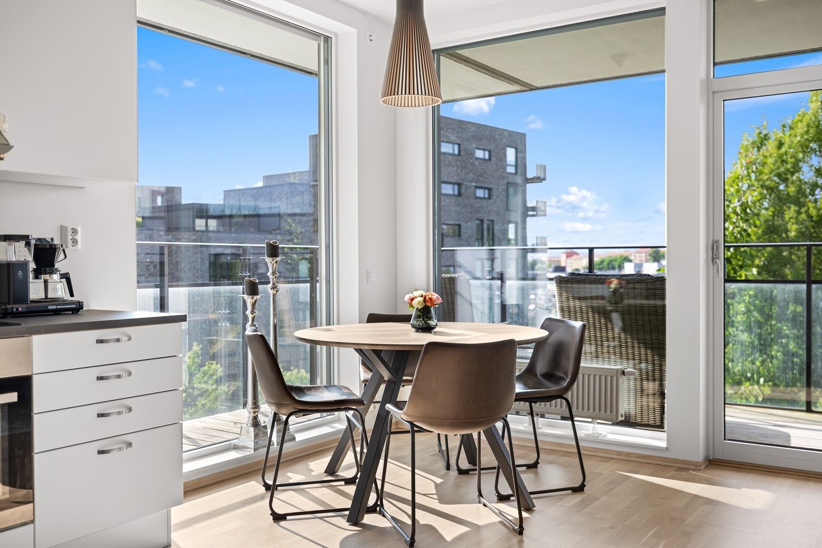 Det er utvendig screens på alle vinduer i stuen. Galleribilde