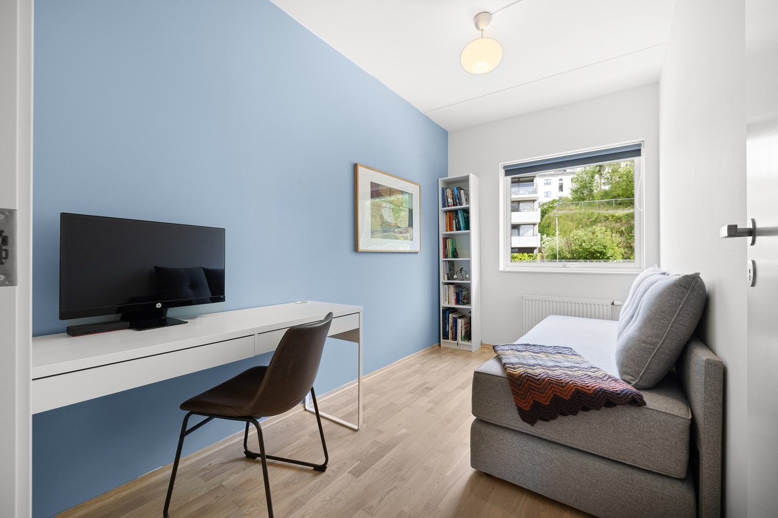 Rommet egner seg godt til barnerom, gjesterom eller hjemmekontor. Det er romslig og fleksibelt, og har god plass til diverse møbler. Galleribilde