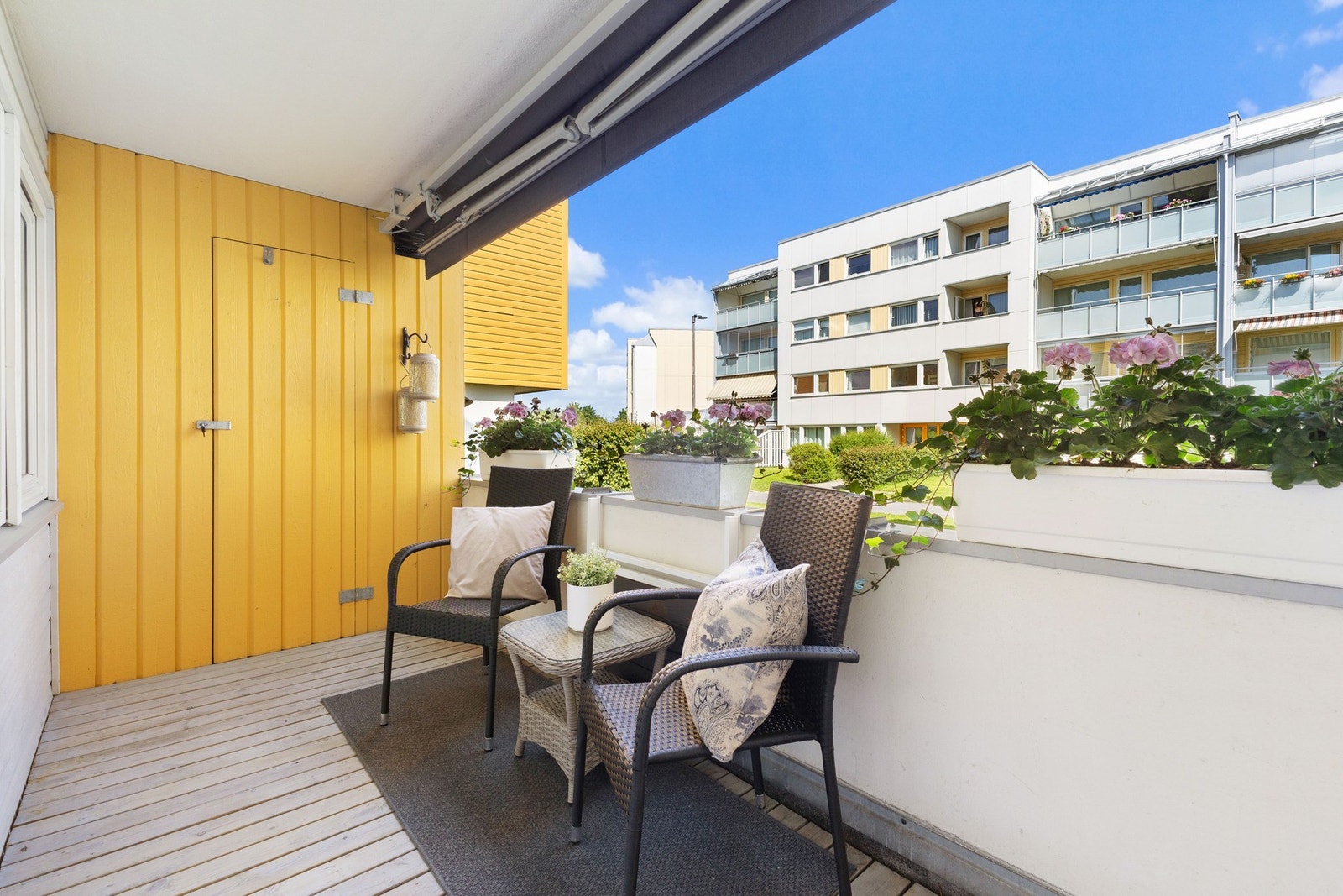 Østvendt terrasse på ca. 7 kvm med utgang fra kjøkkenet Galleribilde