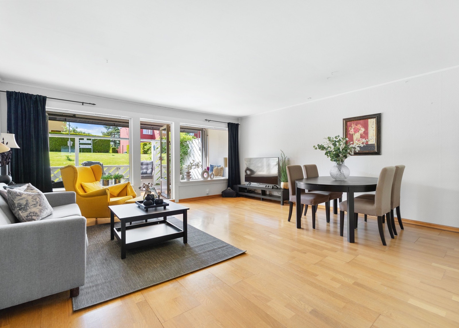 Lys og romslig stue med utgang til terrasse Galleribilde