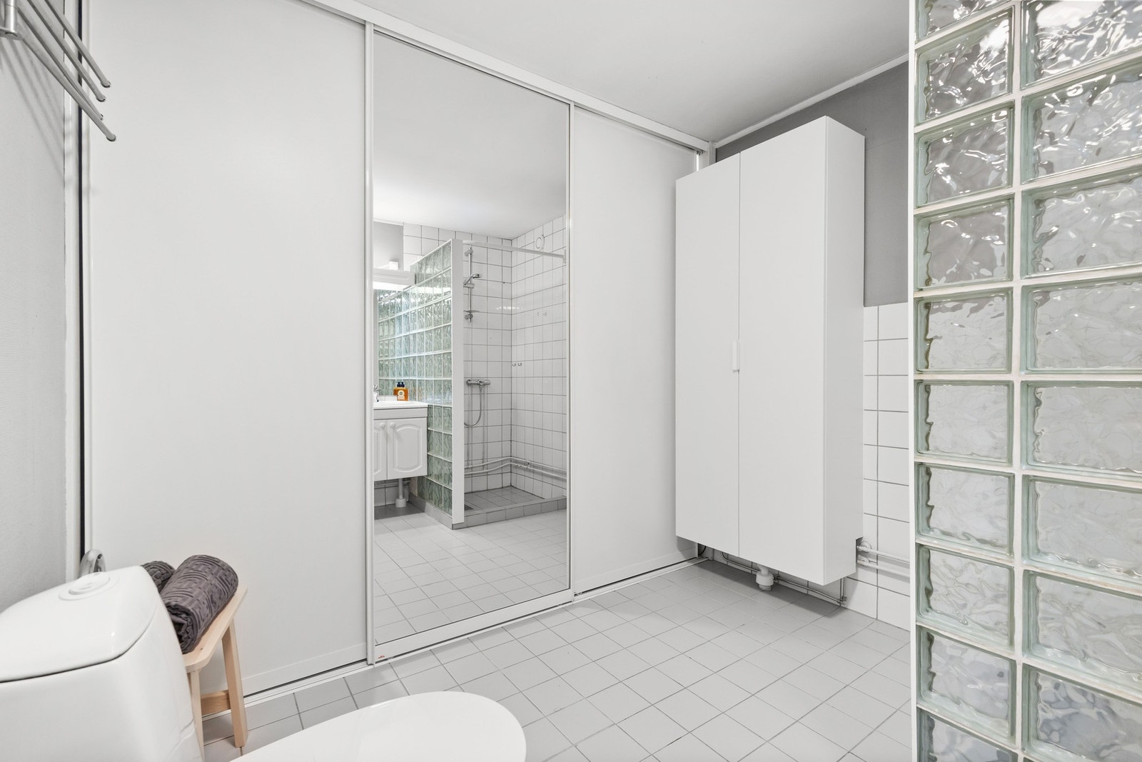 Vaskerom bak skyvedørene Galleribilde