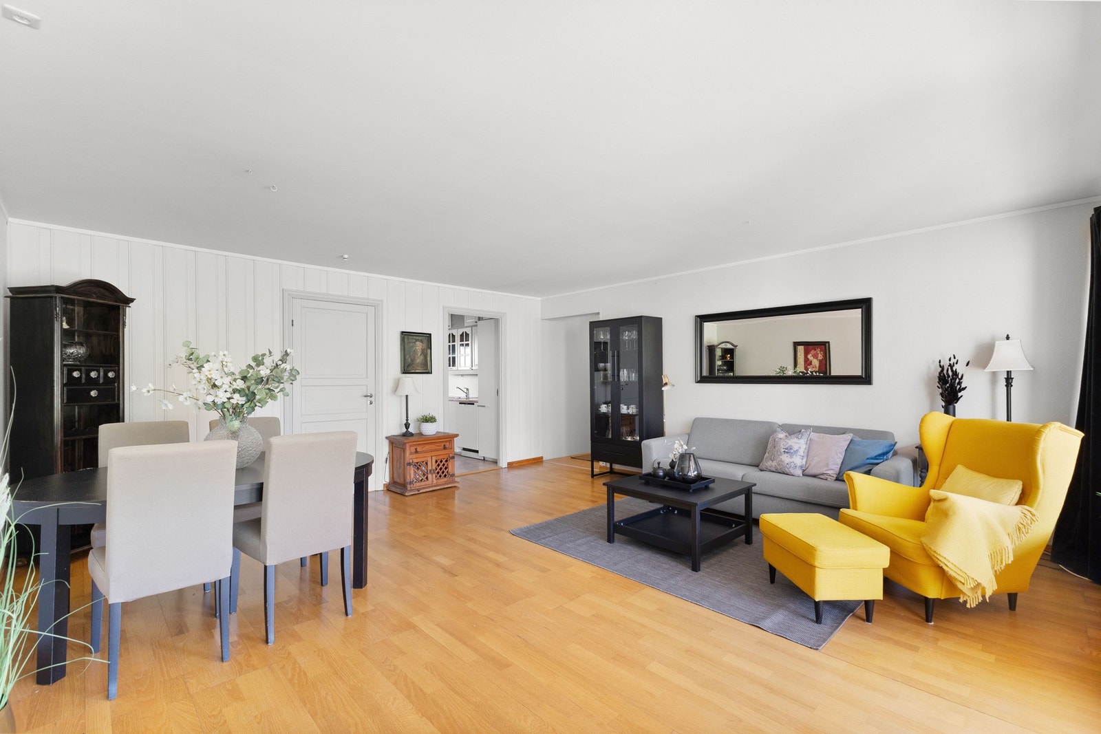 God plass til sofagruppe og spisebord Galleribilde