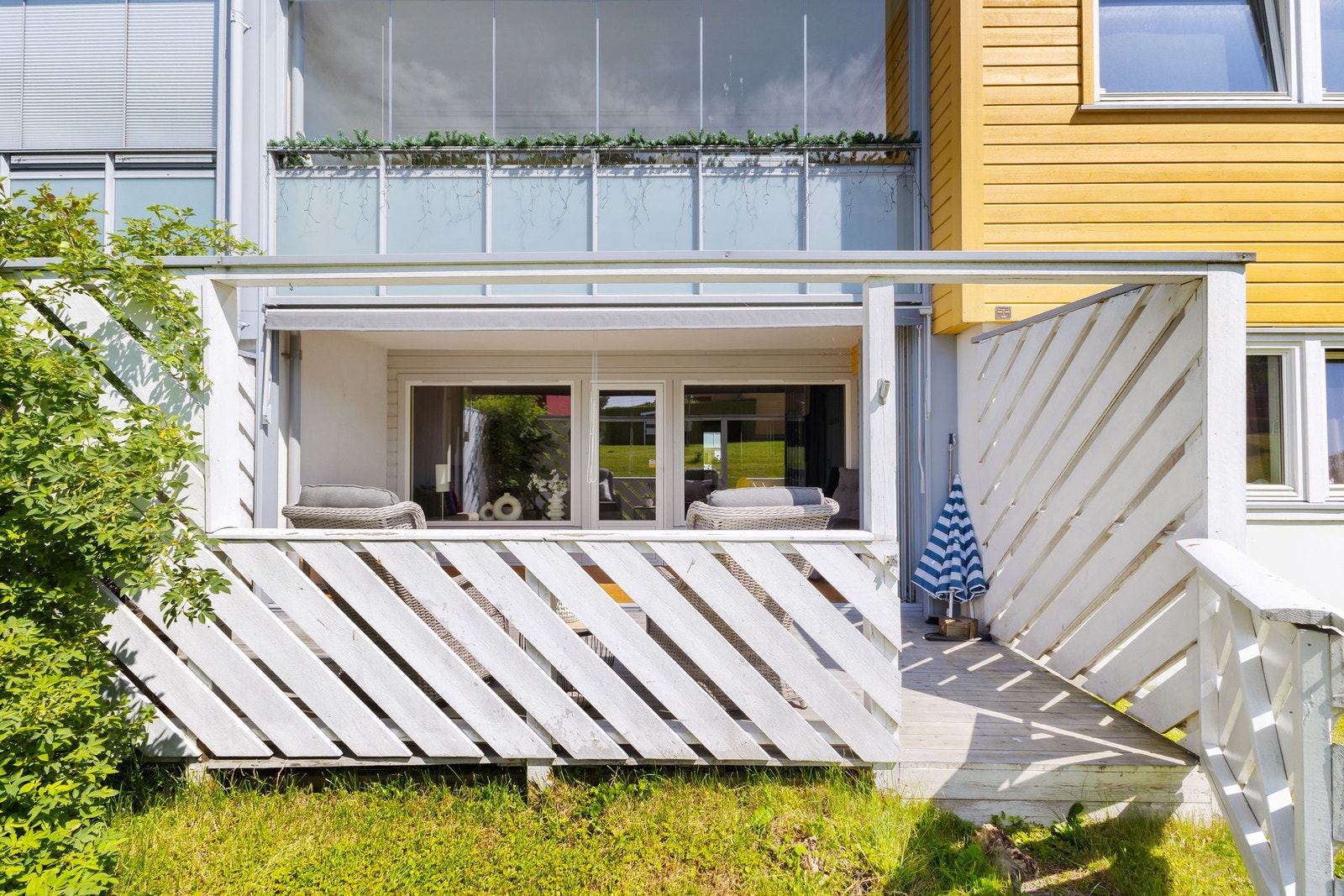 Fra terrassen er det port ut til grøntareal og kort gange til lekeplasser Galleribilde