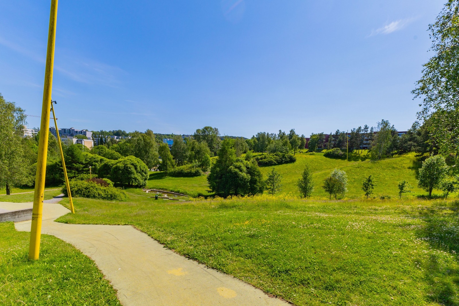 Verdensparken på Furuset er en mangfoldig og inkluderende park, utformet i samarbeid med lokalmiljøet, hvor ulike kulturer møtes gjennom kunst, natur og aktivitetstilbud. Galleribilde