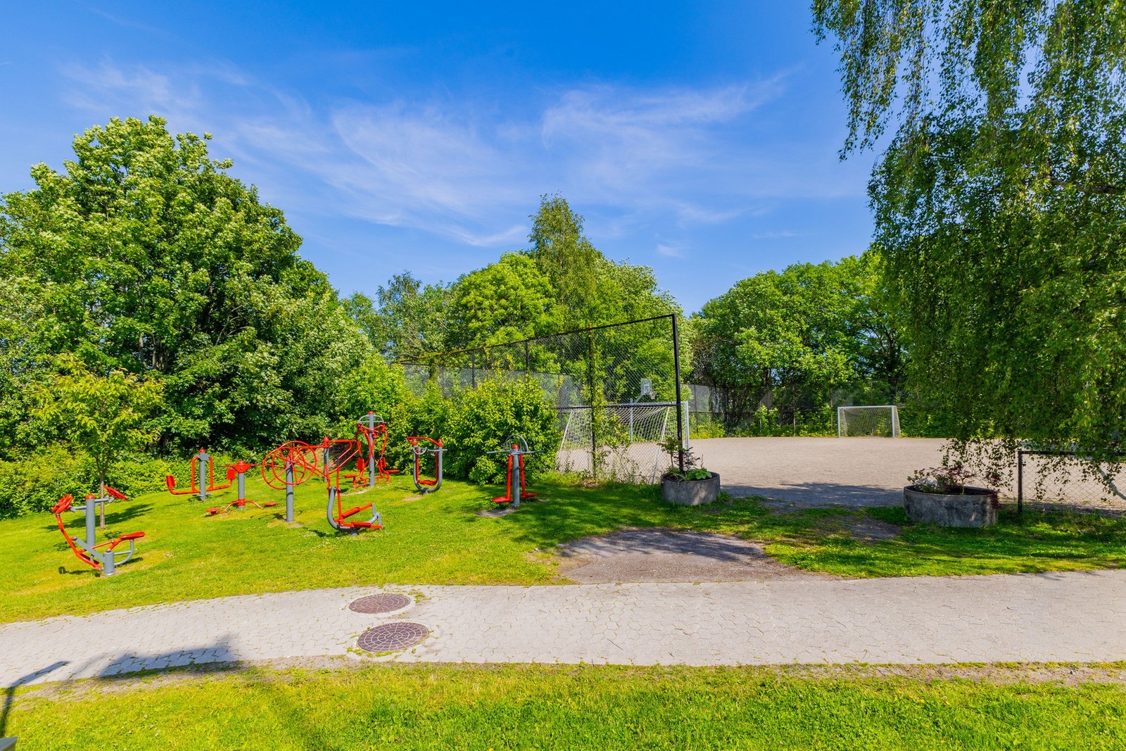 Kort gange til flere lekeplasser, fotballbane, tuftepark og parkourpark Galleribilde