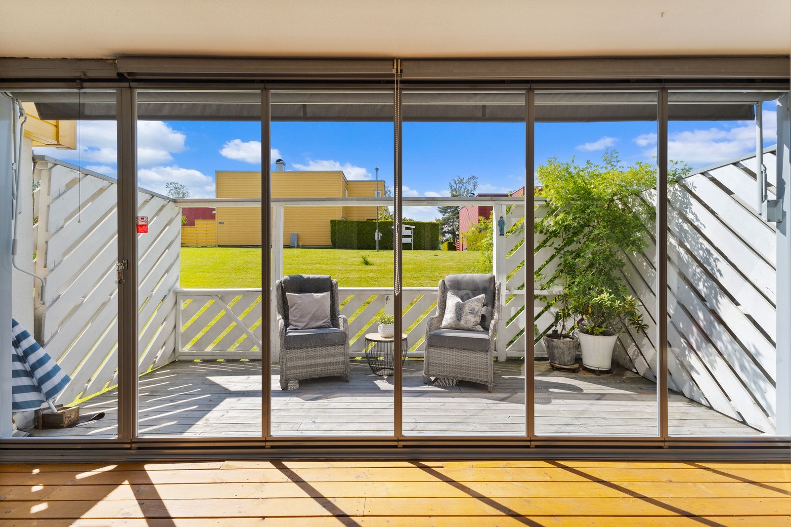 Innglassingen kan enkelt skyves til side på varme dager og kan benyttes som vinterhage på kjøligere dager Galleribilde