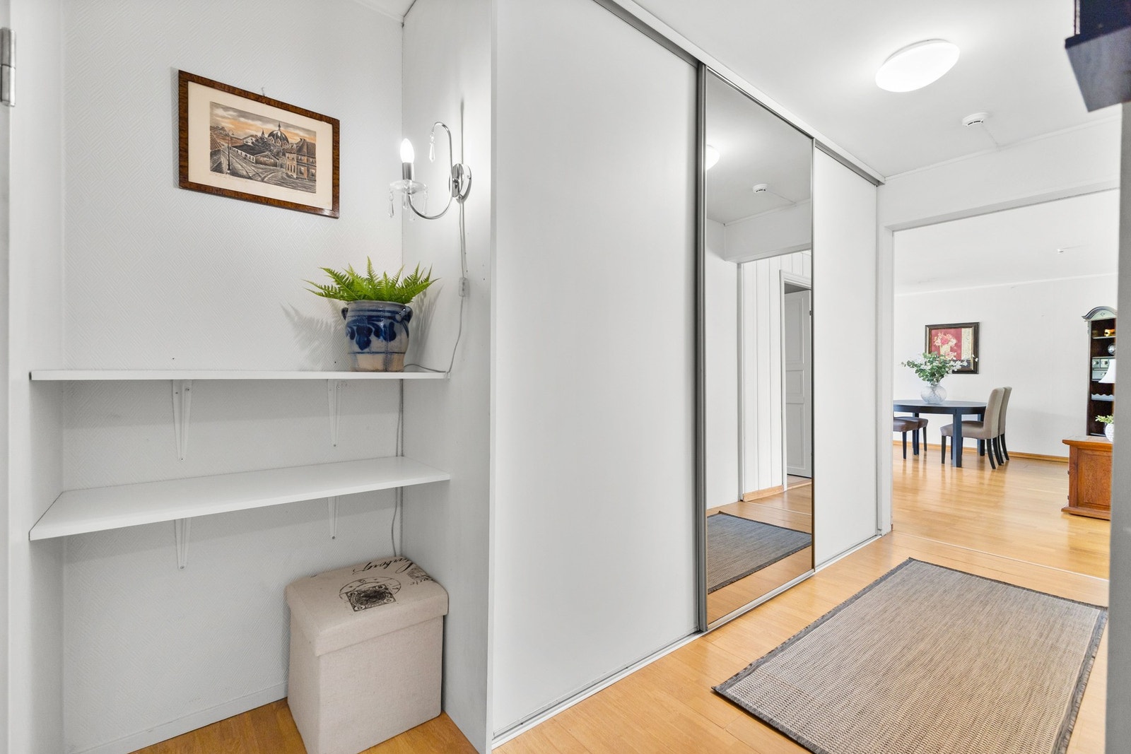 Entré med skyvedørsgarderobe Galleribilde