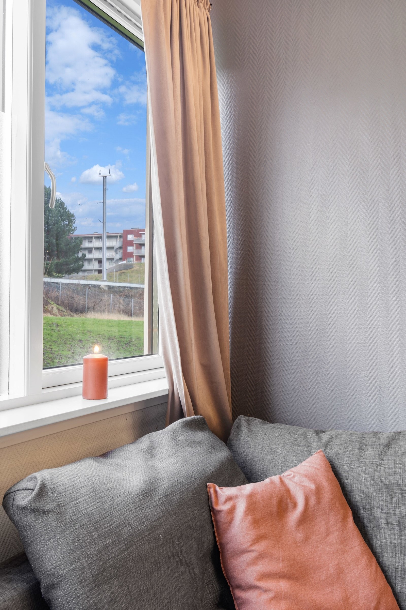 Vinduene og beliggenheten gir rikelig med naturlig lys inn. Galleribilde