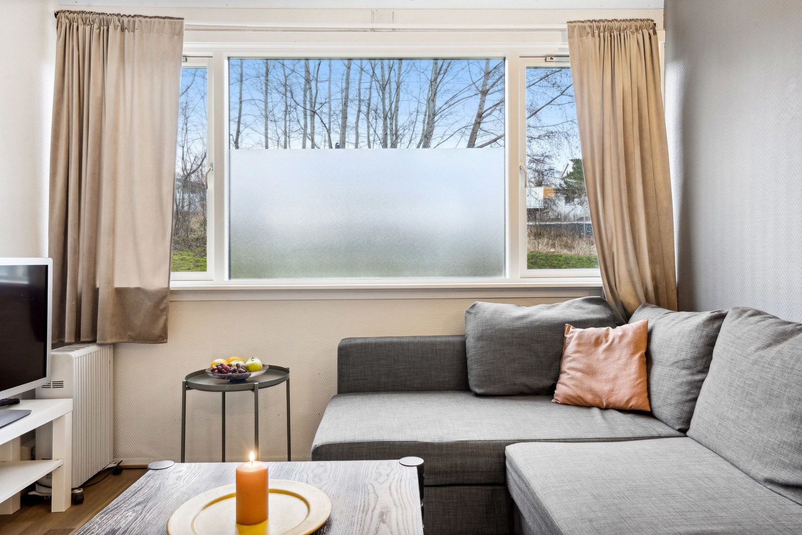 Velkommen inn til en hyggelig og lys ettroms leilighet, beliggende i 1.etasje. Galleribilde